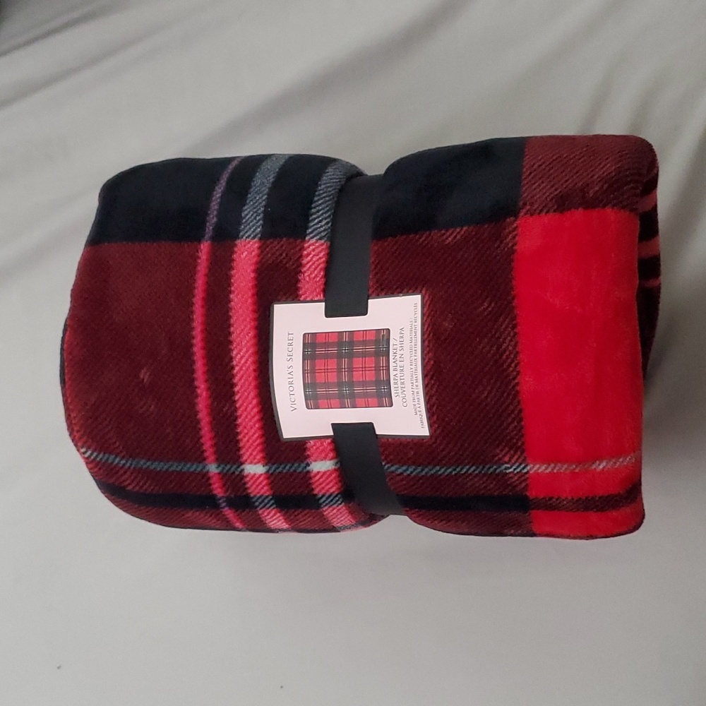 NEW WITH TAGS COZY VICTORIA'S SECRET SHERPA BLANKET